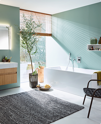 Modernes Bad mit hellem Licht