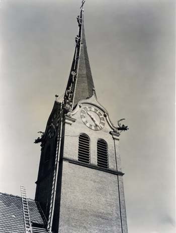 Der Kirchturm von Göslikon Zuoberst auf der Leiter der 1. Spenglerlehrling B. Rhyner; Auf der Leiter ebenfalls Josef und Jakob Eichholzer.
